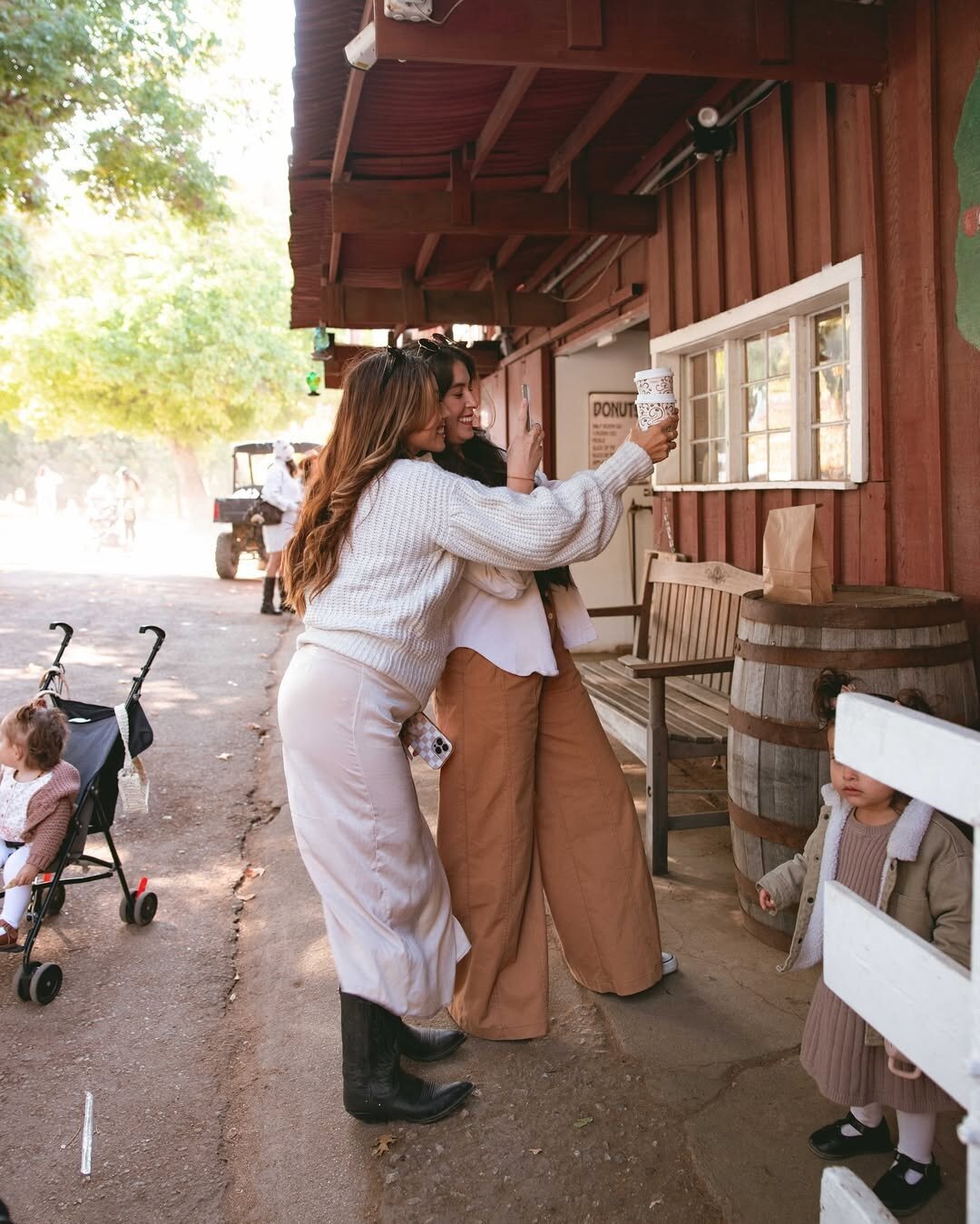 MOMENT 4 LIFE   A bunch of lil moments captured from the apple orchard w- @wheremomsmeet.oc & @redlandslattesandlittles