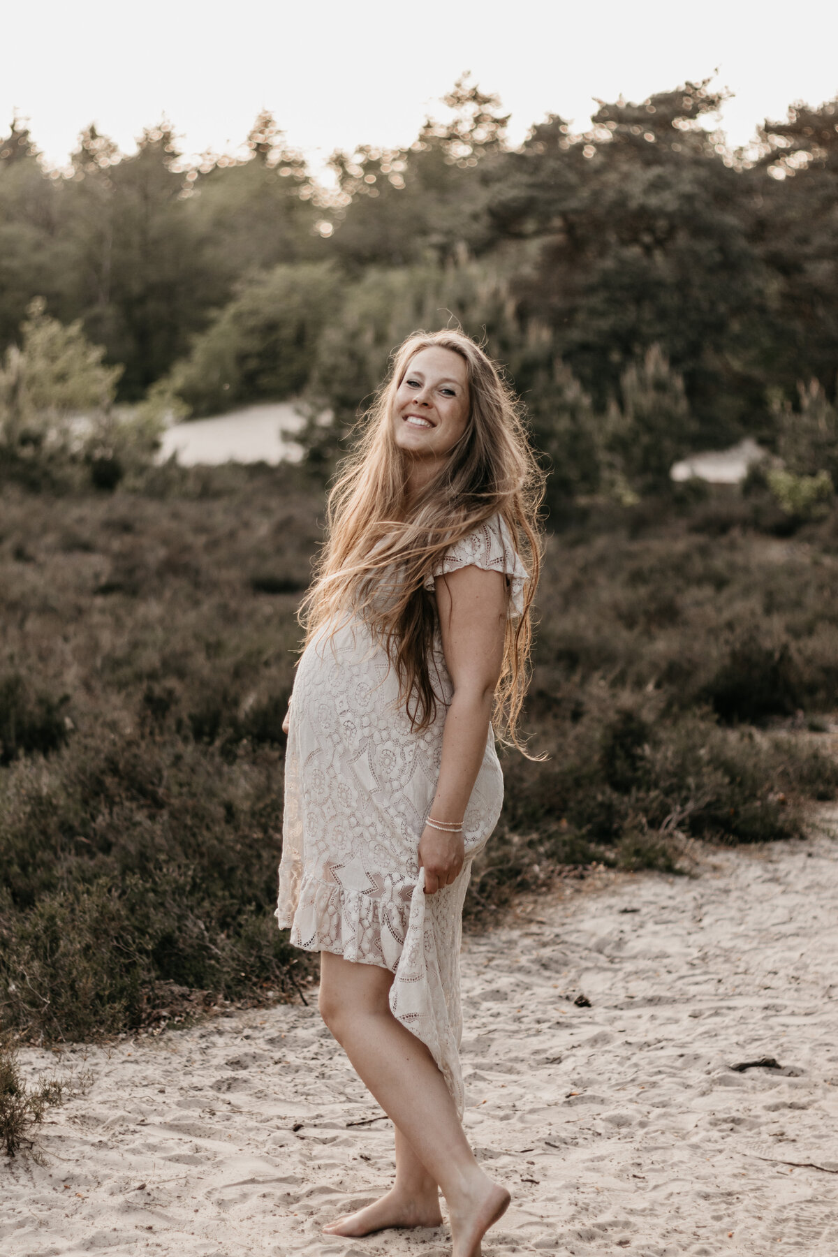 Zwangere Wimke tijdens de zwangerschapsshoot in Drenthe