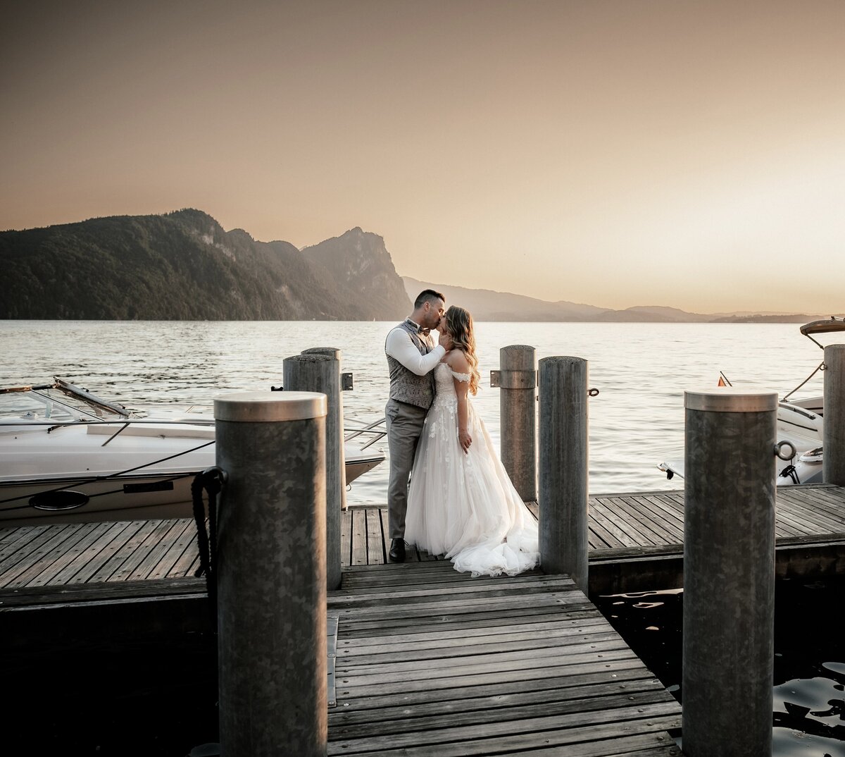 Vitznauerhof mit Brautpaar am see-Hochzeitsfotograf-5