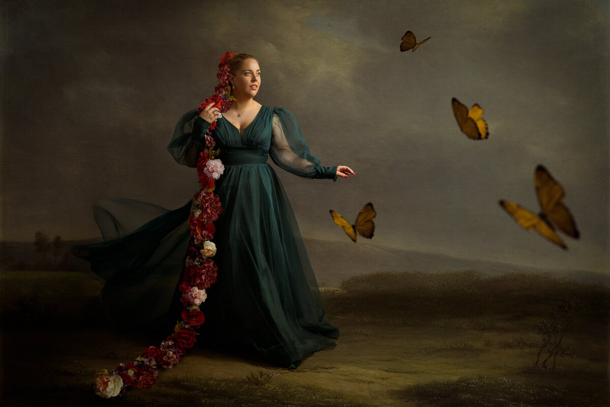 Studio Ace Photography Zaltbommel fine art portret van dame in mooie groene jurk met een bloemen vlecht tot aan de grond