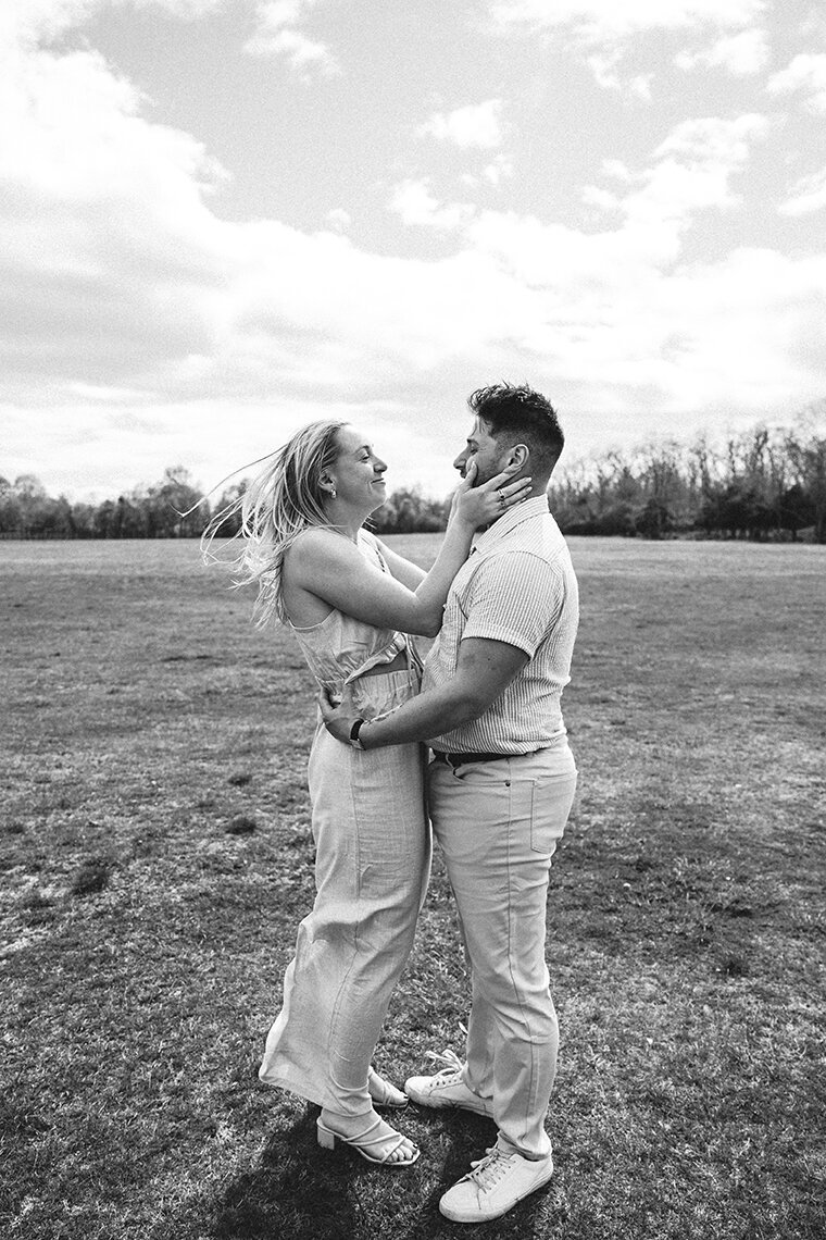 wedding-proposal-engagement-kontokosta-winery-greenport-newyork-miraparkphotography-16-bw
