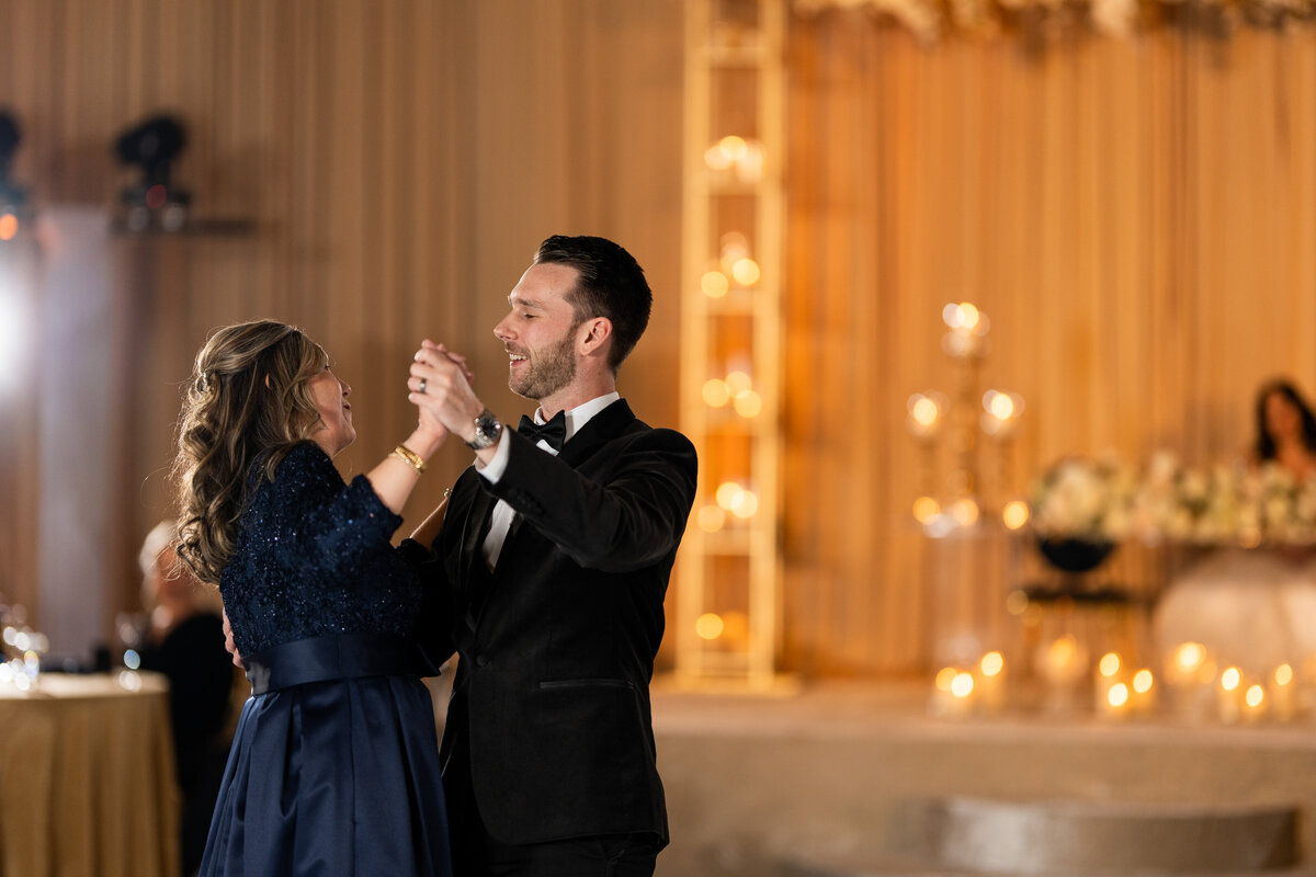 53-Hilton-Chicago-Wedding-Photos-Lauren-Ashlely-Studios