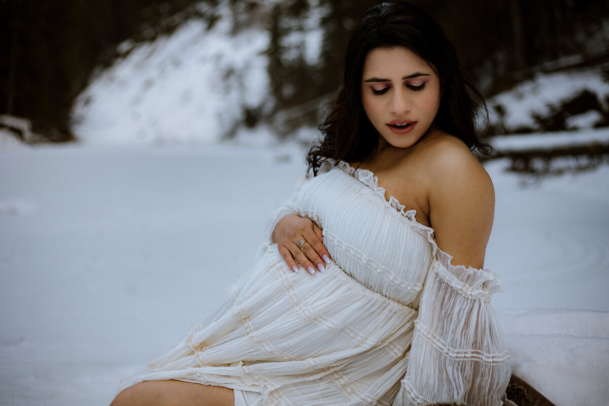 Welcome to Haley Skof Photography's maternity sessions in Calgary, Alberta. We celebrate the elegance of motherhood, preserving these precious moments for a lifetime