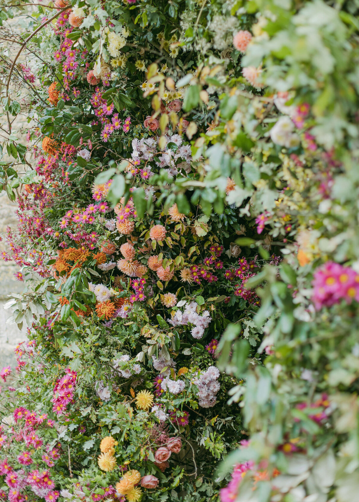 chloe-winstanley-wedding-oxford-gsp-ceremony-flower-arch