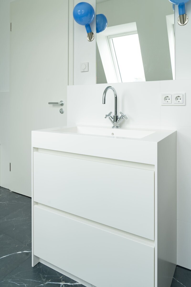 Von-Dach-bis-Keller-Badezimmer-Wachtisch-mit-Beleuchtung