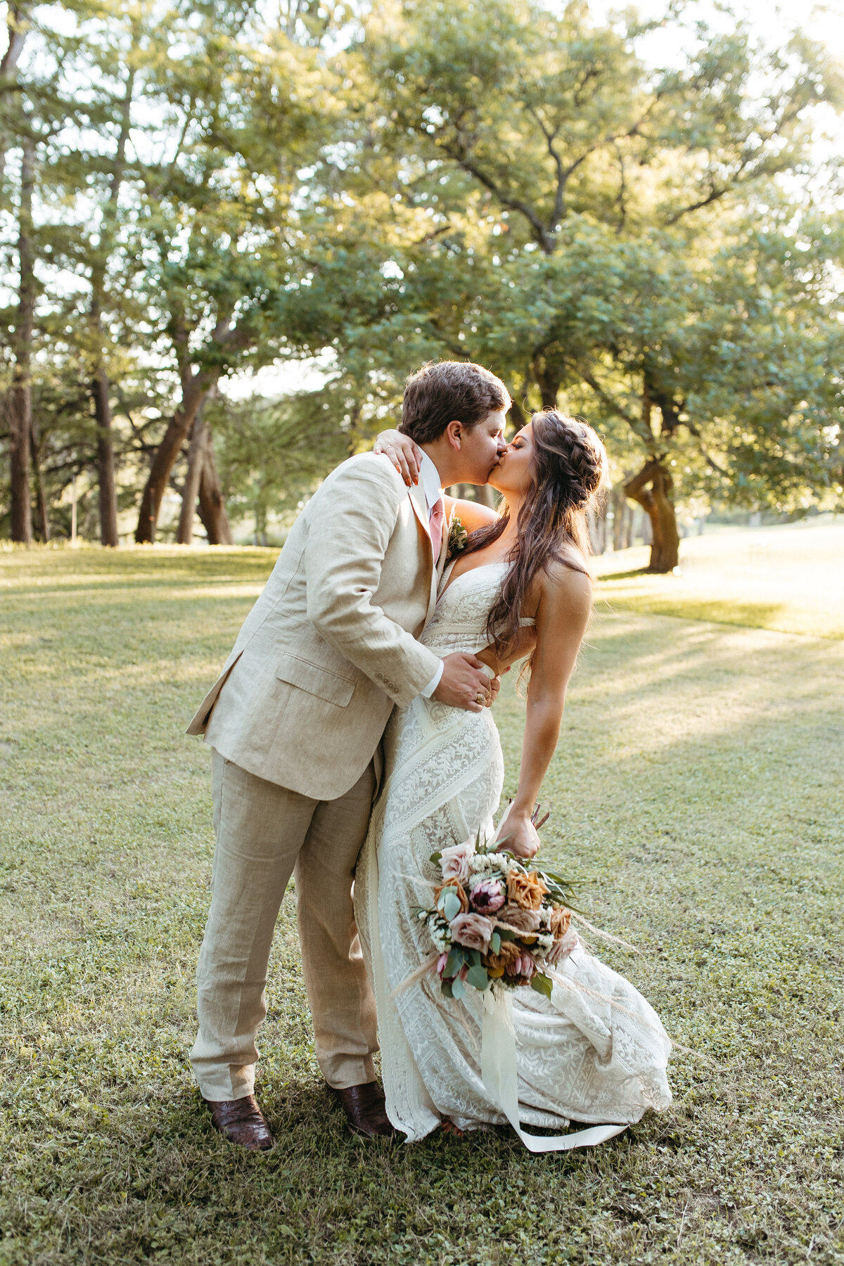 Fall-inspired-boho-hill-country-wedding-leah-thomason-8