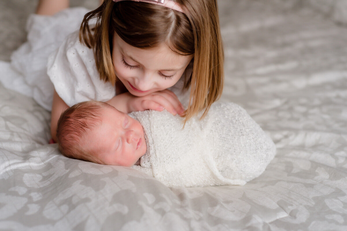 highlands-ranch-newborn-in-home-sibling