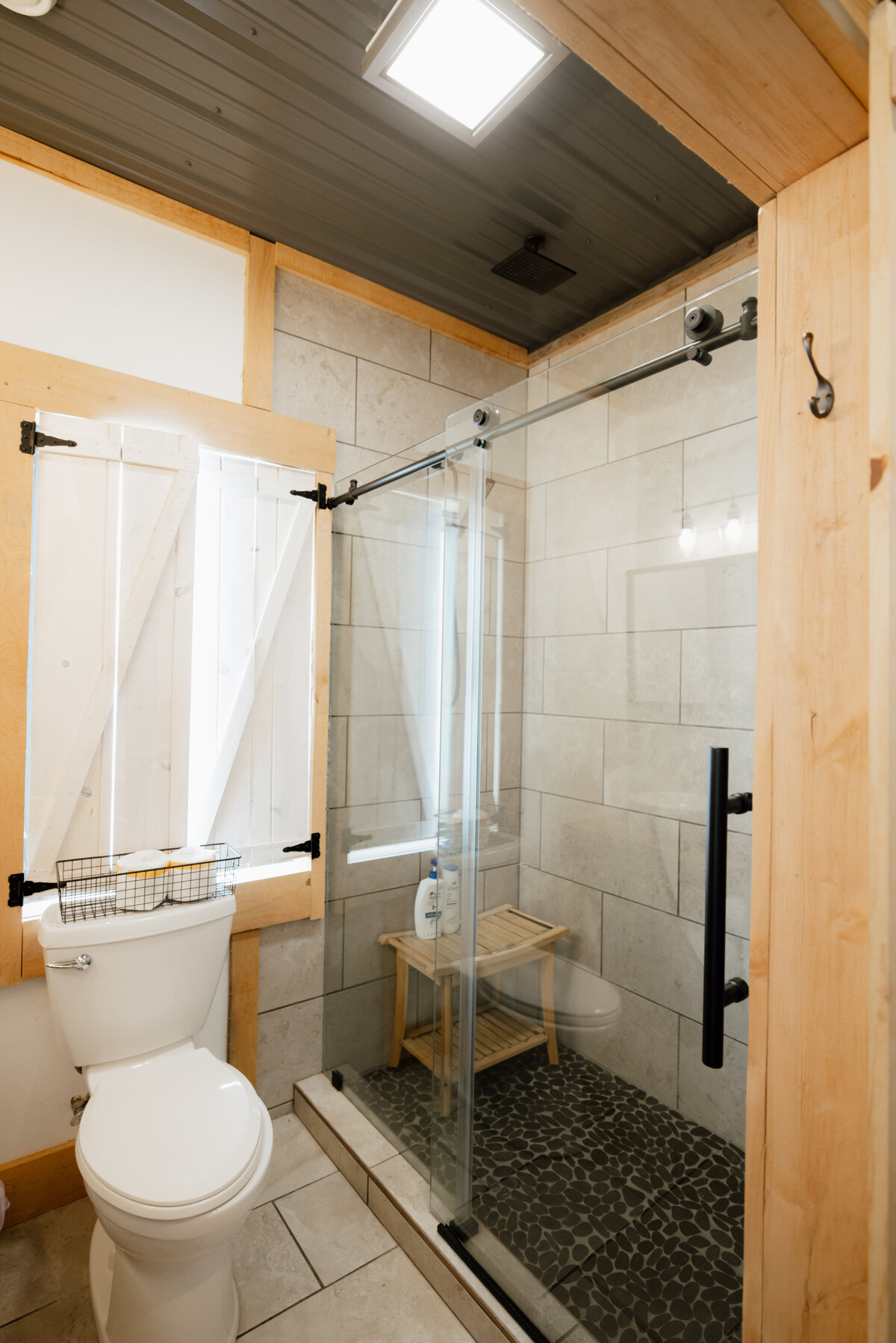 Bear-Ridge-Destination-barndo-suites-rosie-photo-video-65
