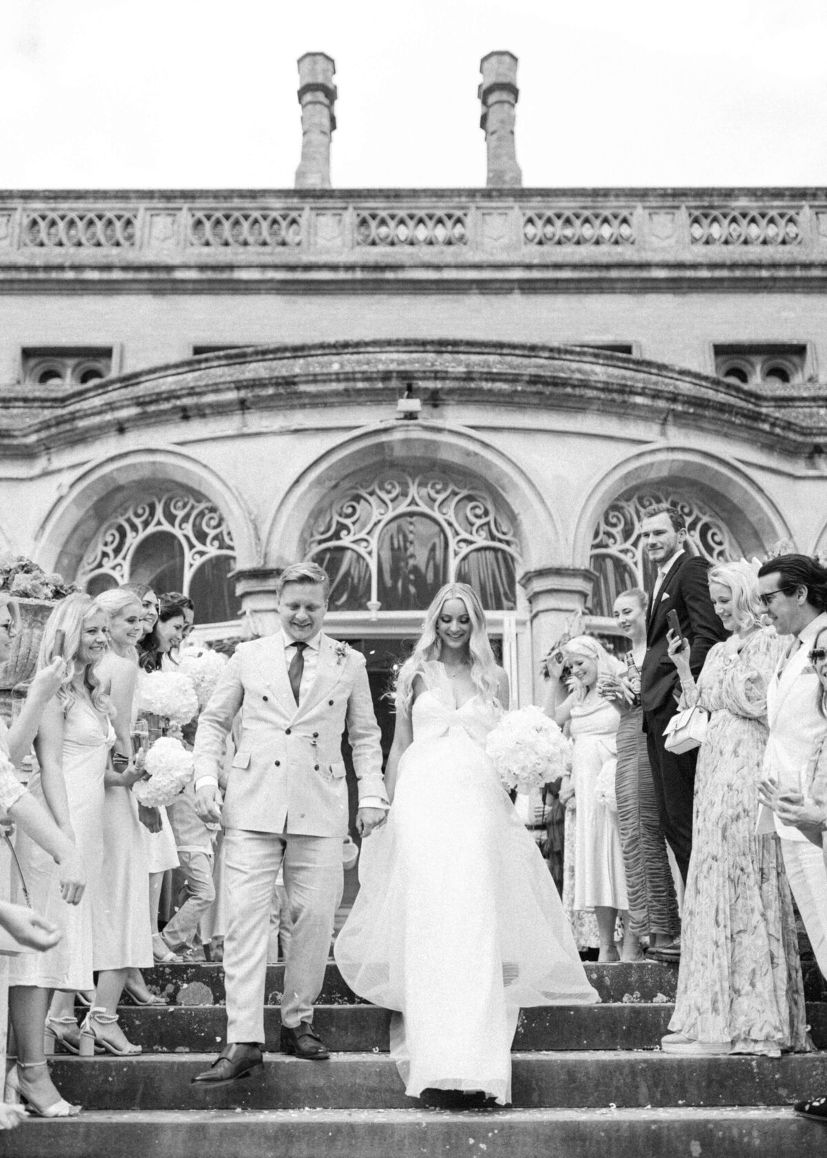chloe-winstanley-weddings-cotswolds-grittleton-house-confetti-black-white
