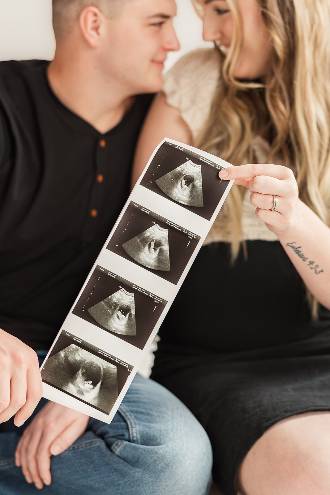 Announcement Photos 2024_Alexis Fox Photography + studio + Pregnancy Annoucement + Fortville + Indiana (8 of 29)