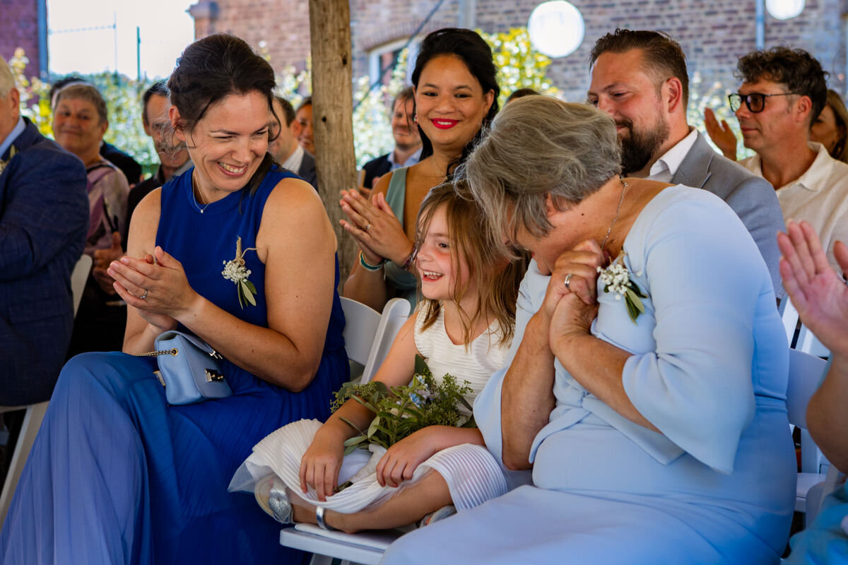 onderonsje met bruidsmeisje tijdens ceremonie