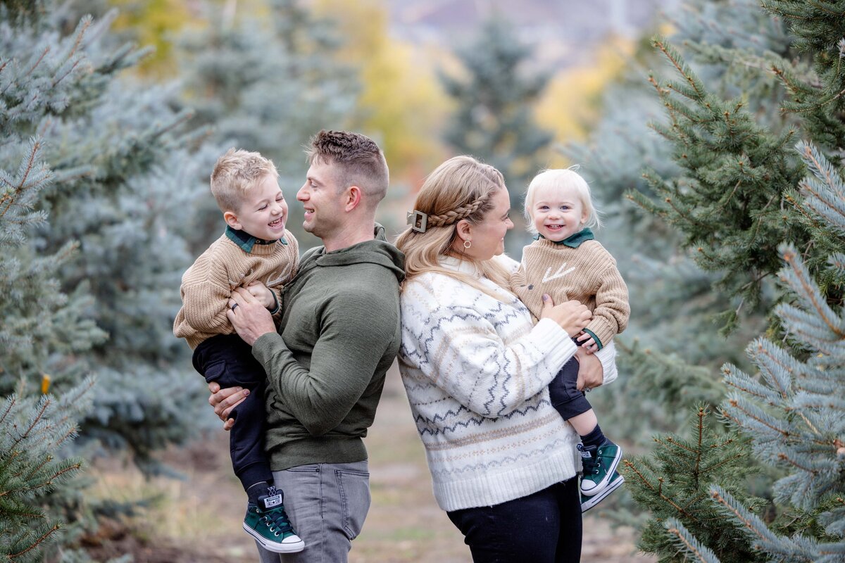 Utah-County-UT-Christmas-Tree-Farm-Mini-Session-Magnolia-and-Grace-Photography-Co-AshbyilyinJ-# (1)