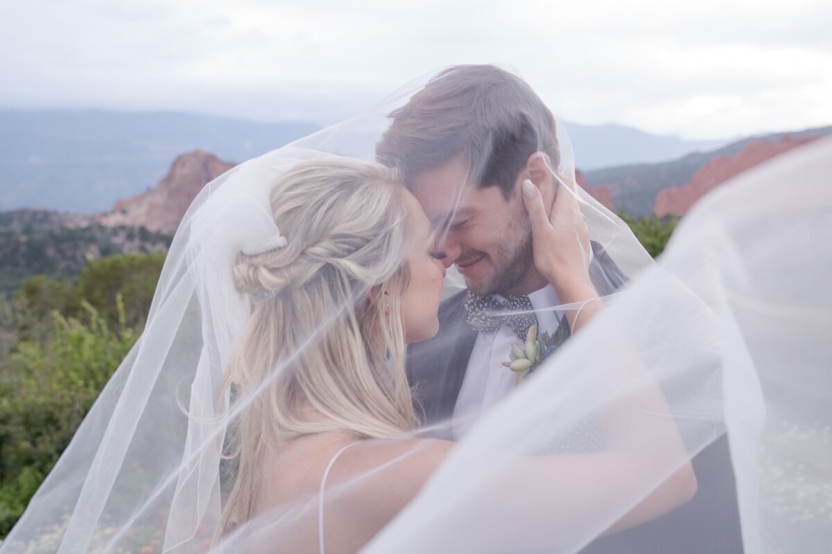 wedding photographers in the Garden of the Gods Resort