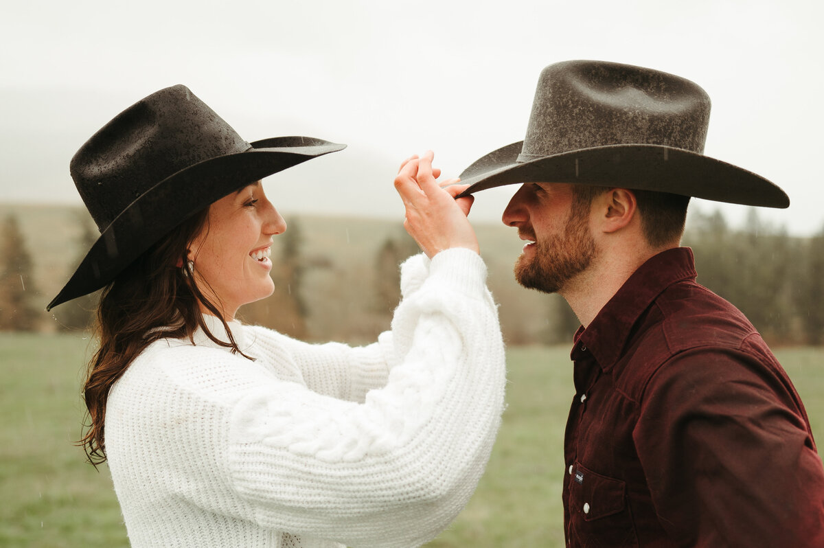 presley-gray-photo-montana-western-style-engagement-3869