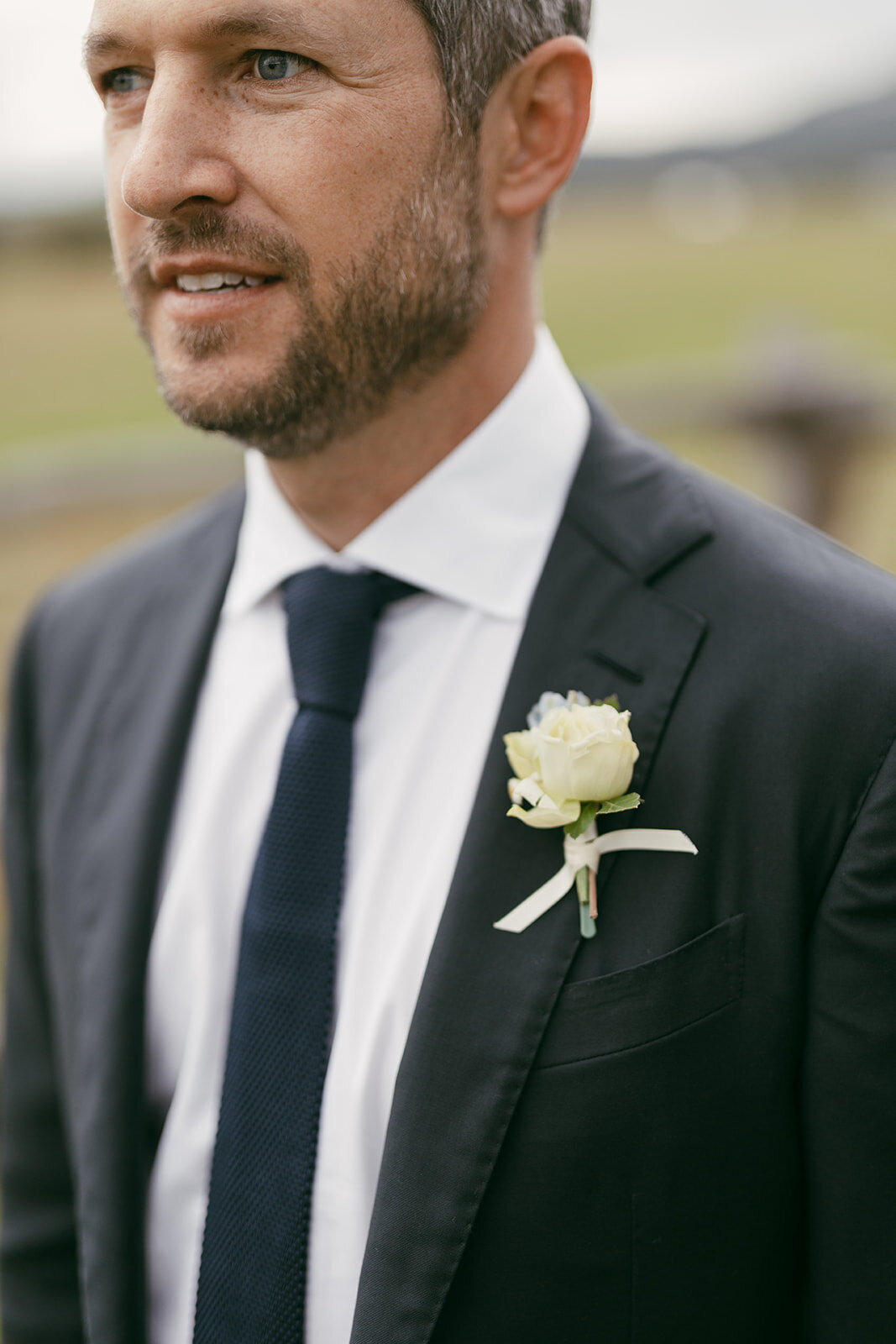 groom-white-boutonniere