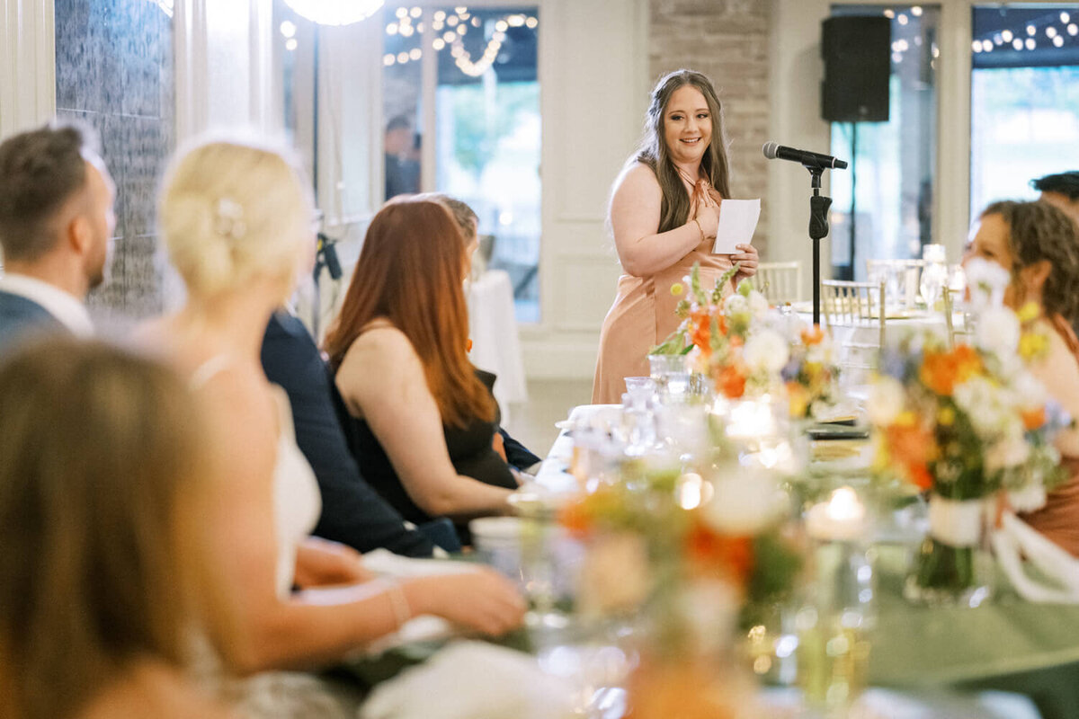 maid-of-honor-giving-speech-next-to-head-table