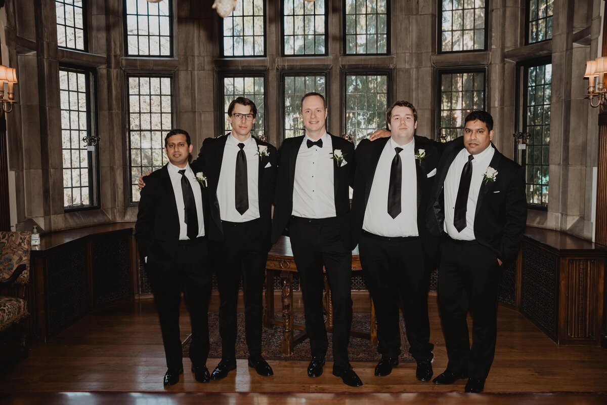 groom-with-groomsmen-wedding