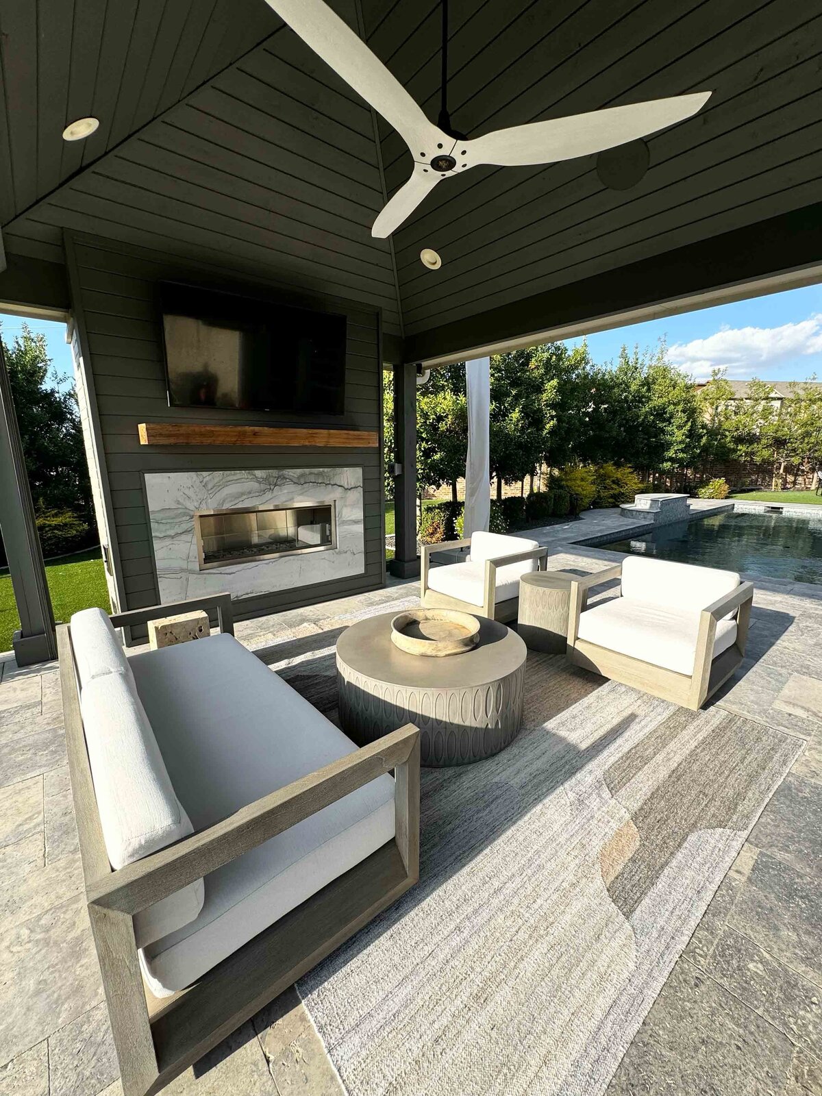 Interior space optimization services for an outside living room project featuring sleek white decorations, maximizing space while maintaining a clean and modern aesthetic for a comfortable outdoor living area.