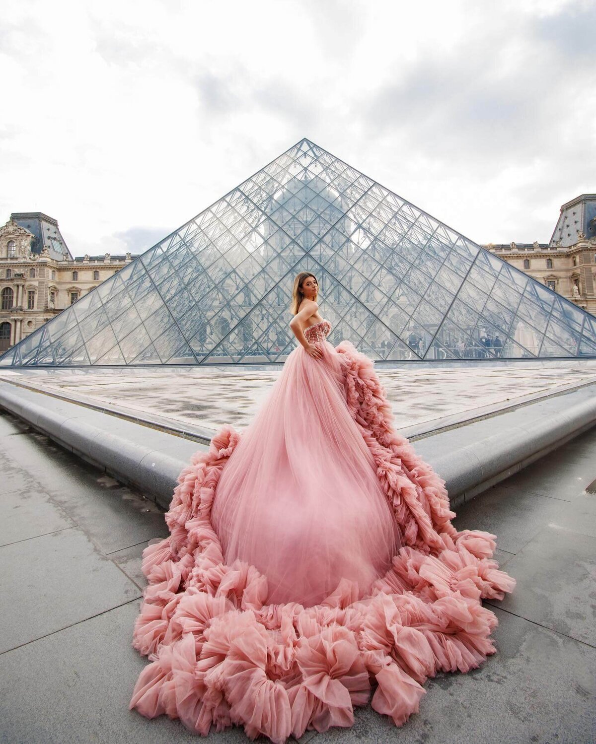 girl having a portrait photoshoot at the louvre in paris