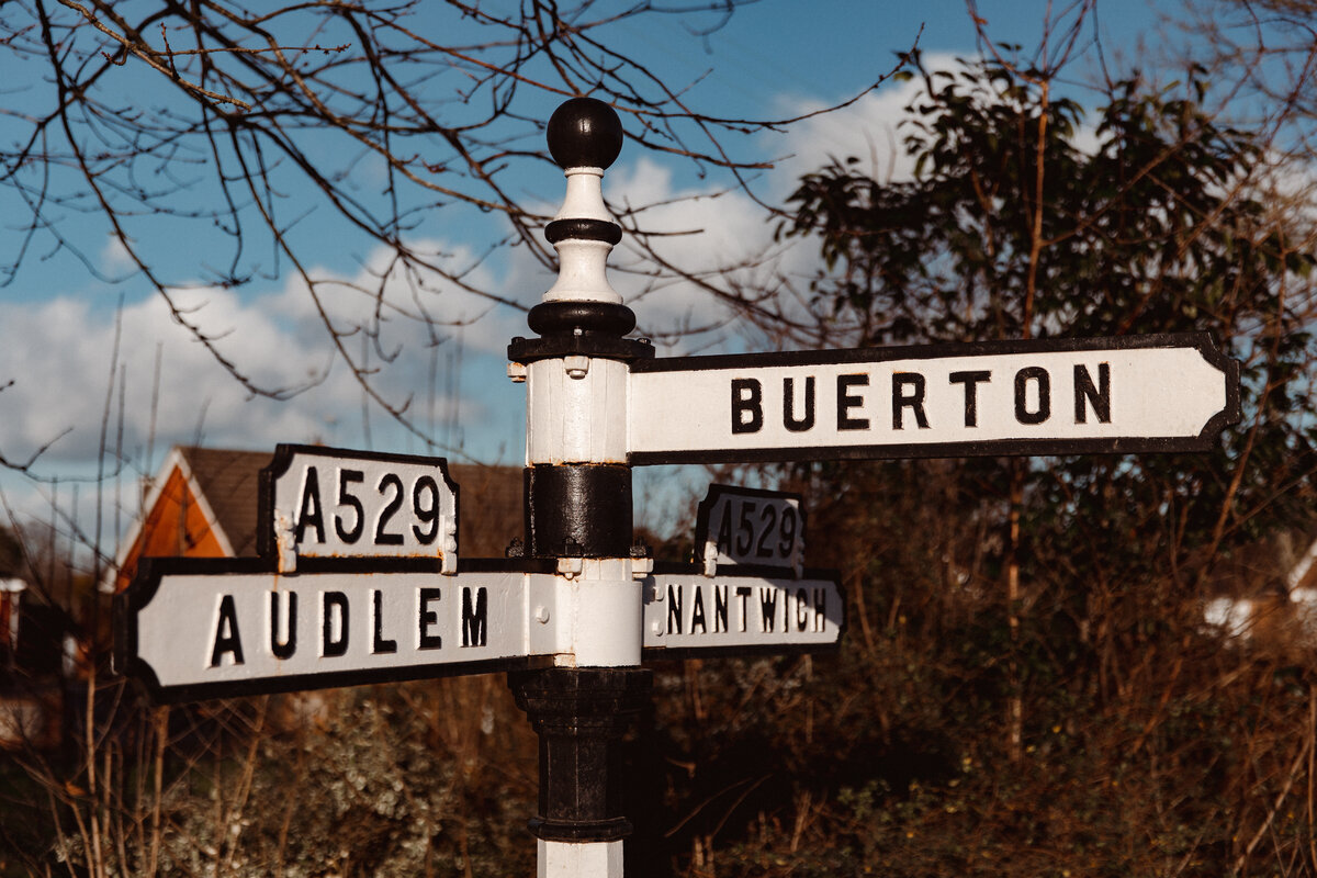 The_White_Lion_-Signpost