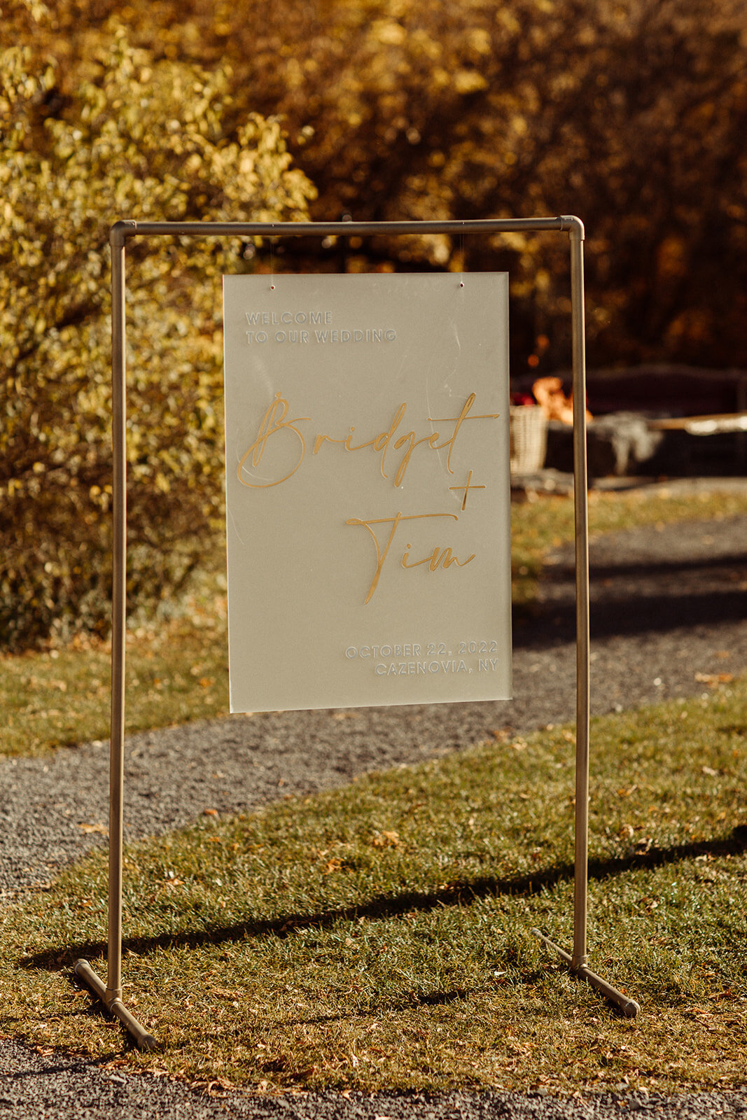 gold-white-wedding-welcome-sign