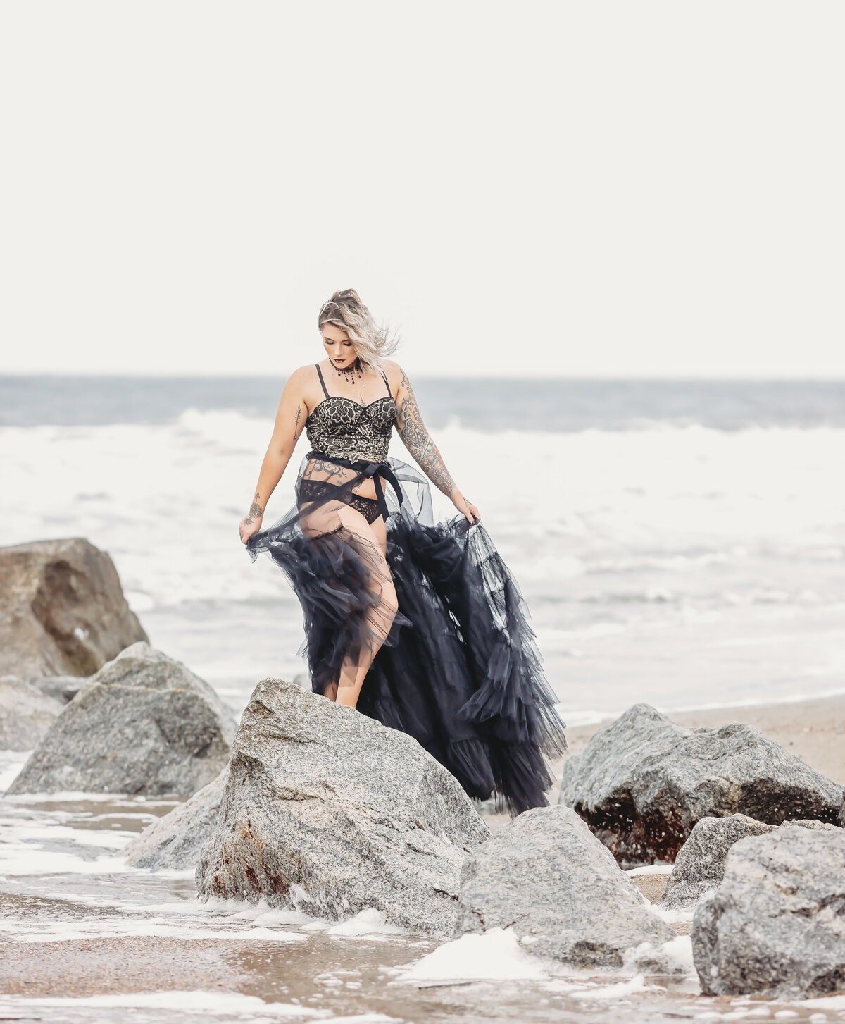 savannah-glamour-black-tulle-dress-portraits-on-the-beach-01