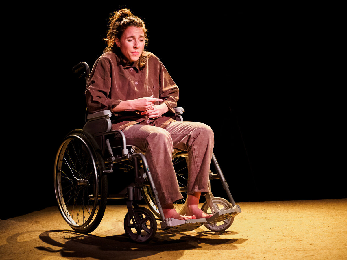 SANS FAIRE DE BRUIT création, texte Louve Reiniche-Larroche, Tal Reuveny : mise en scène Tal Reuveny : jeu Louve Reiniche-Larroche_3060009