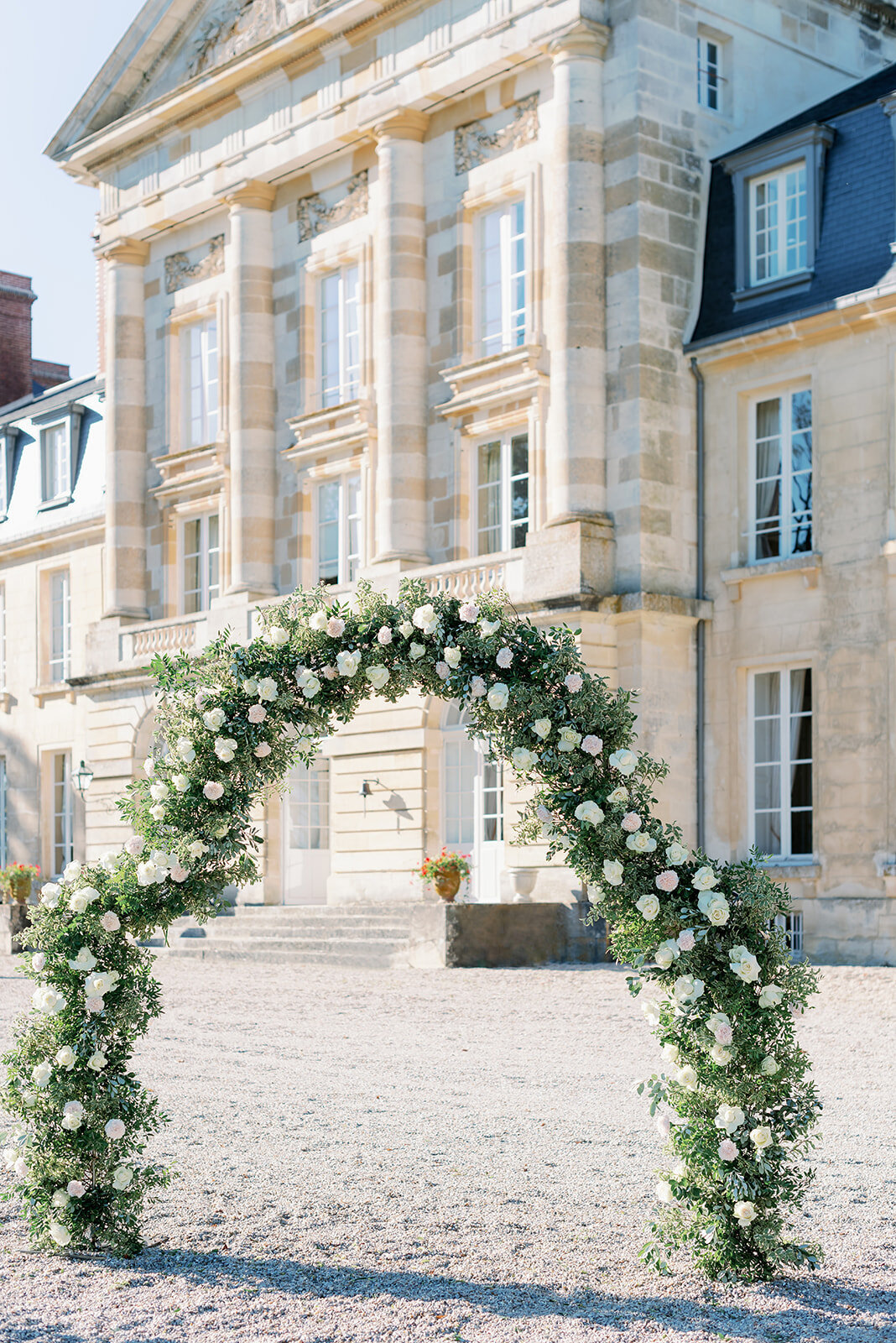 Bröllopsfotograf i Stockholm helloalora Anna Lundgren destination slottsbröllop på Chateau de Courtomer i Normandie Frankrike blomsterbåge utanför slottet