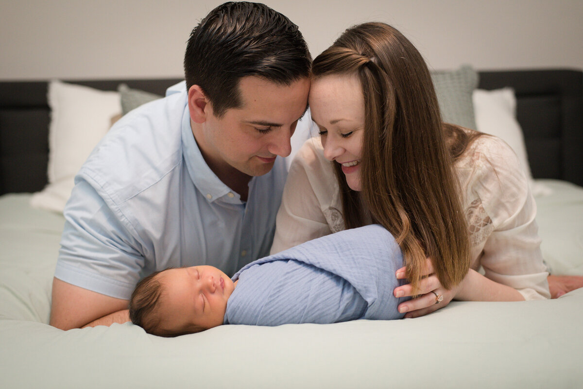 hampton roads virginia in home newborn family session photographer