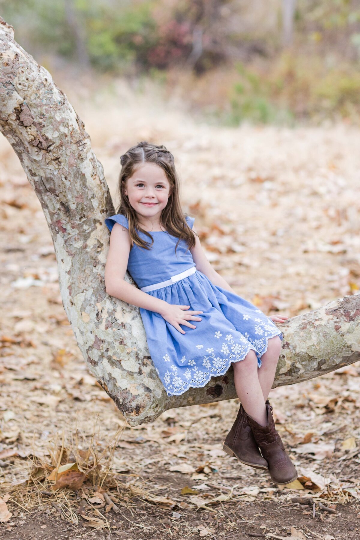 san-diego-sweetwater-river-bridge-family-photo-shoot-girl-in-tree