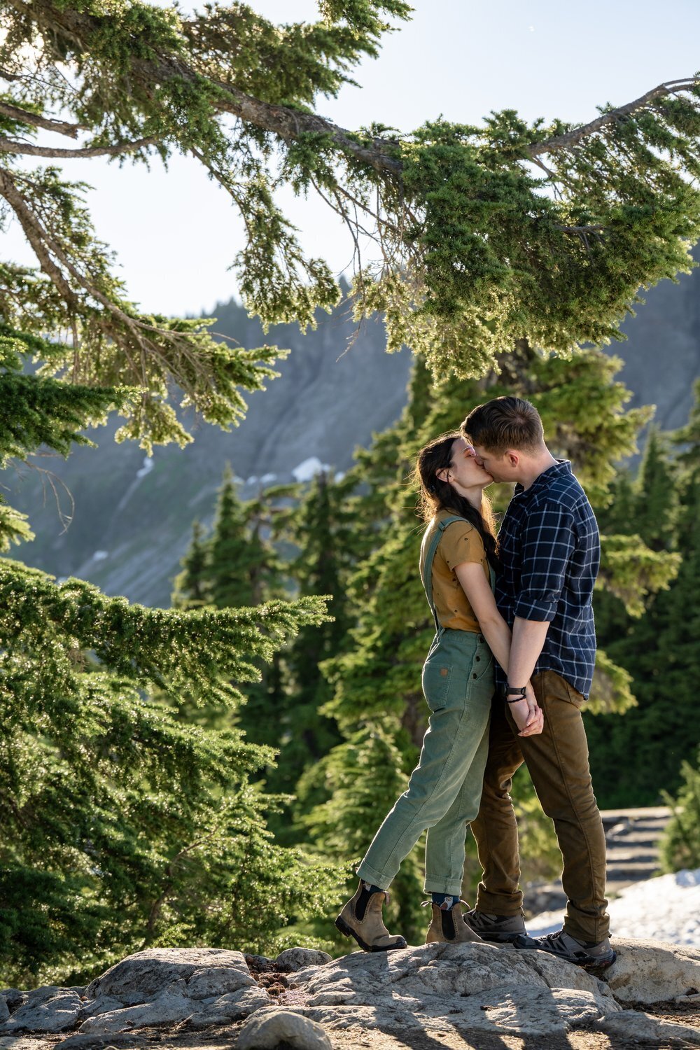 snoqualmie national forest engagement photo of man and woman kissing