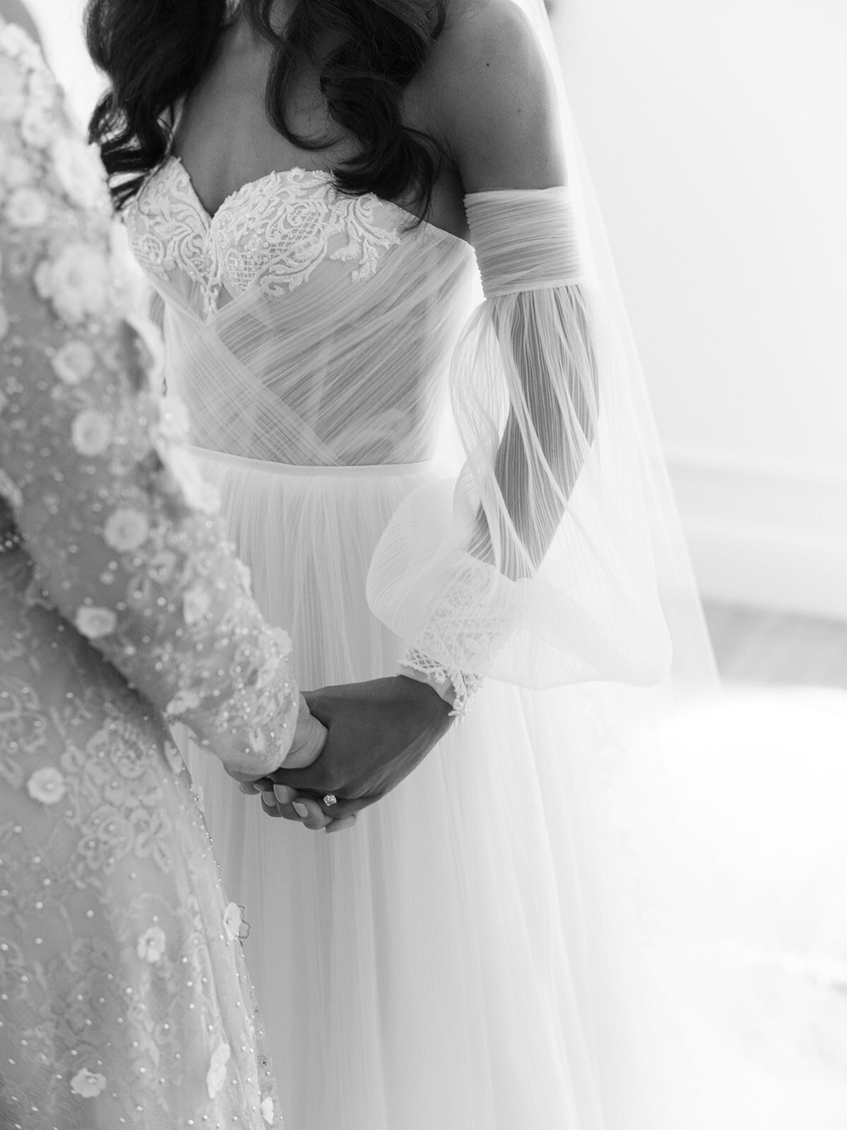 bride-having-a special-moment-with-her-mother-elizabeth-austin-photography