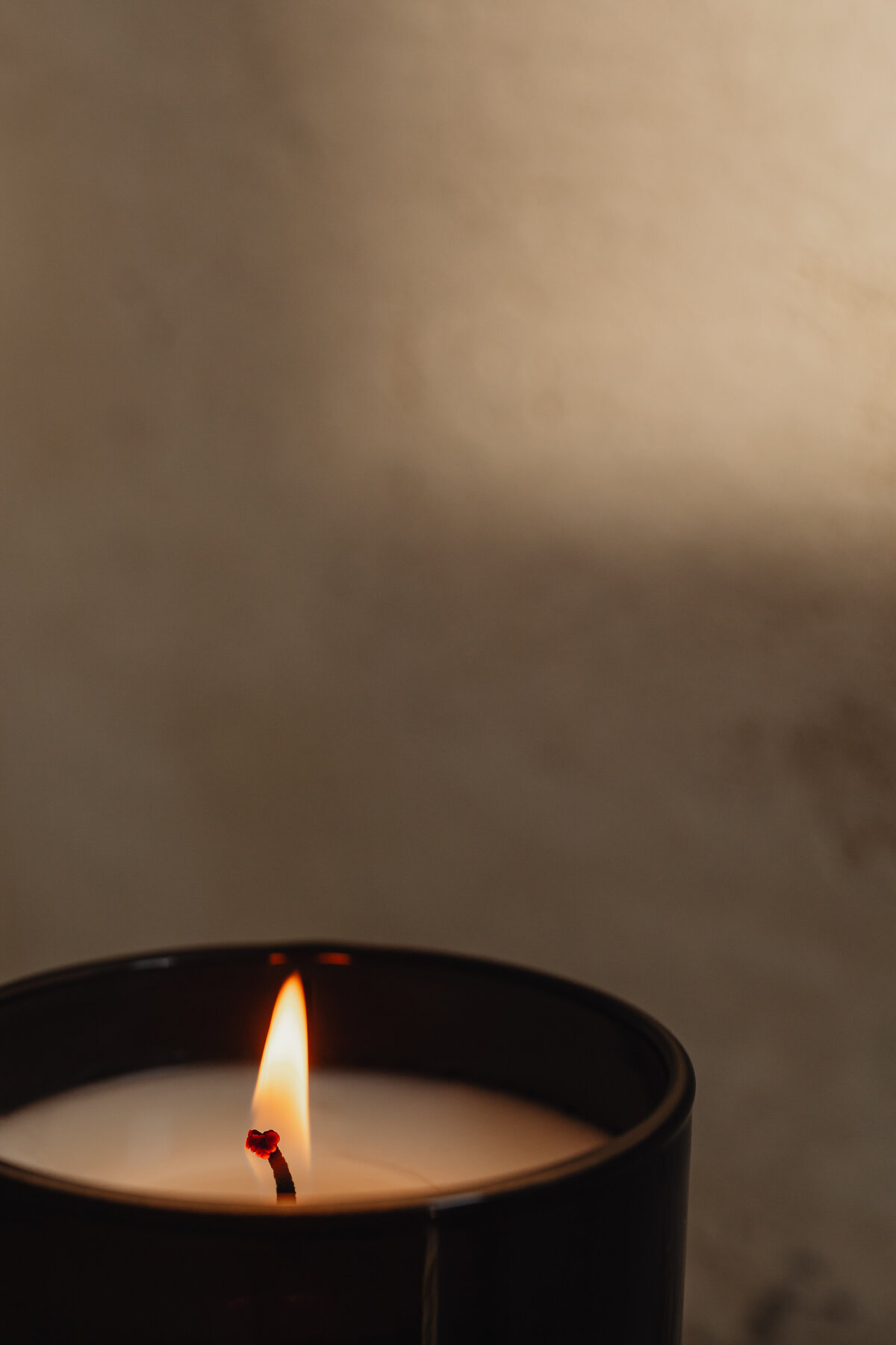 kaboompics_product-photography-candles-and-diffuser-fragrances-branding-packaging-29030