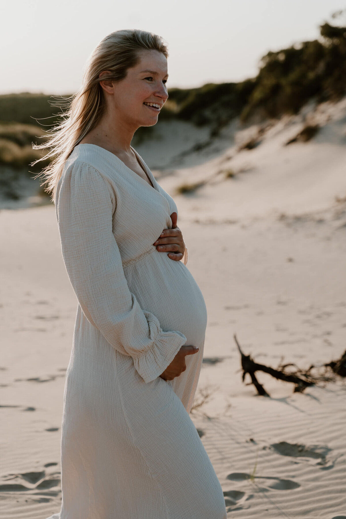 Zwangerschaps fotoshoot op het strand van Kijkduin