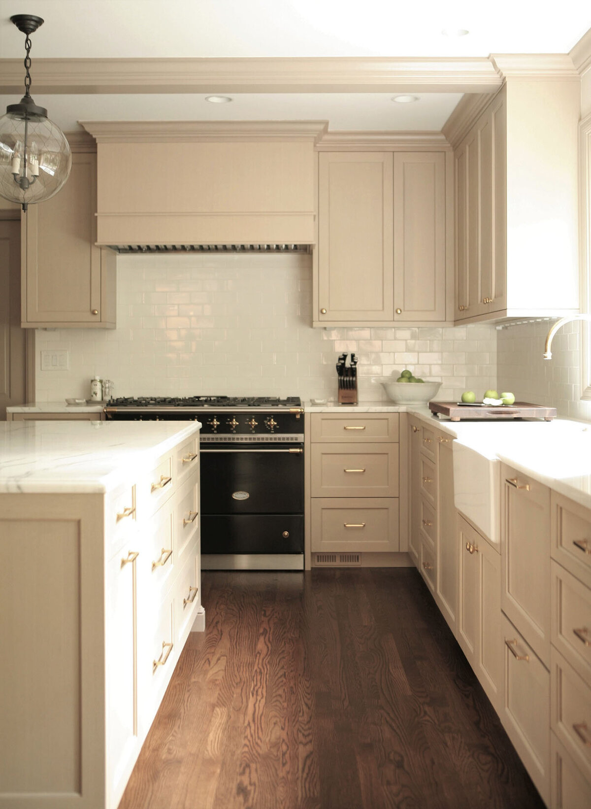 5B-neutral-kitchen-quartize-counter-french-range