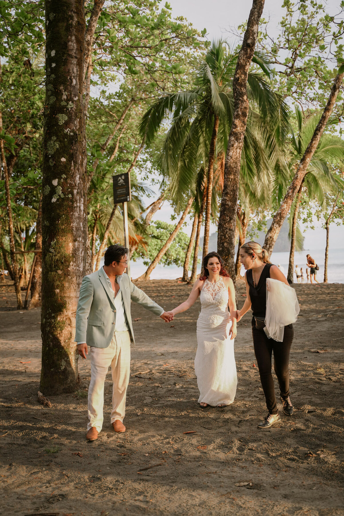 Nicolle-y-Taylor-Manuela-Antonio-Costa-Rica-Wedding-Planner-01