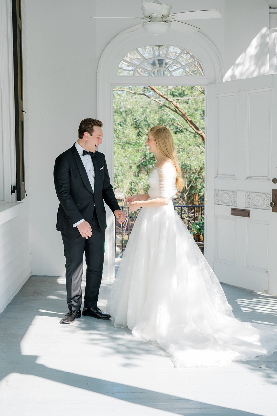 elevated_neutral_tones_governor_thomas_bennett_house_charleston_destination_wedding_photographer_wedding_Kailee_DiMeglio_Photography-121