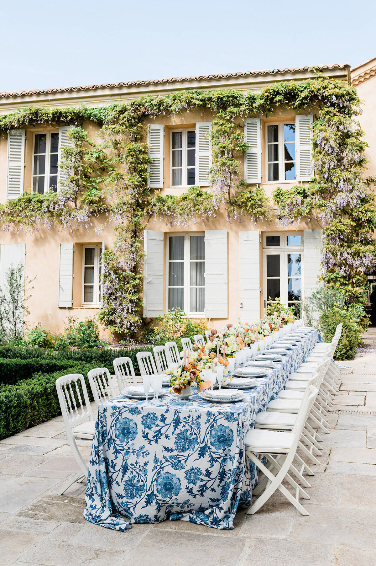 Crafting moments that read like a visual novel, our luxury weddings and elopements in France blend romance and artistry. Experience your special day through a fine art lens.