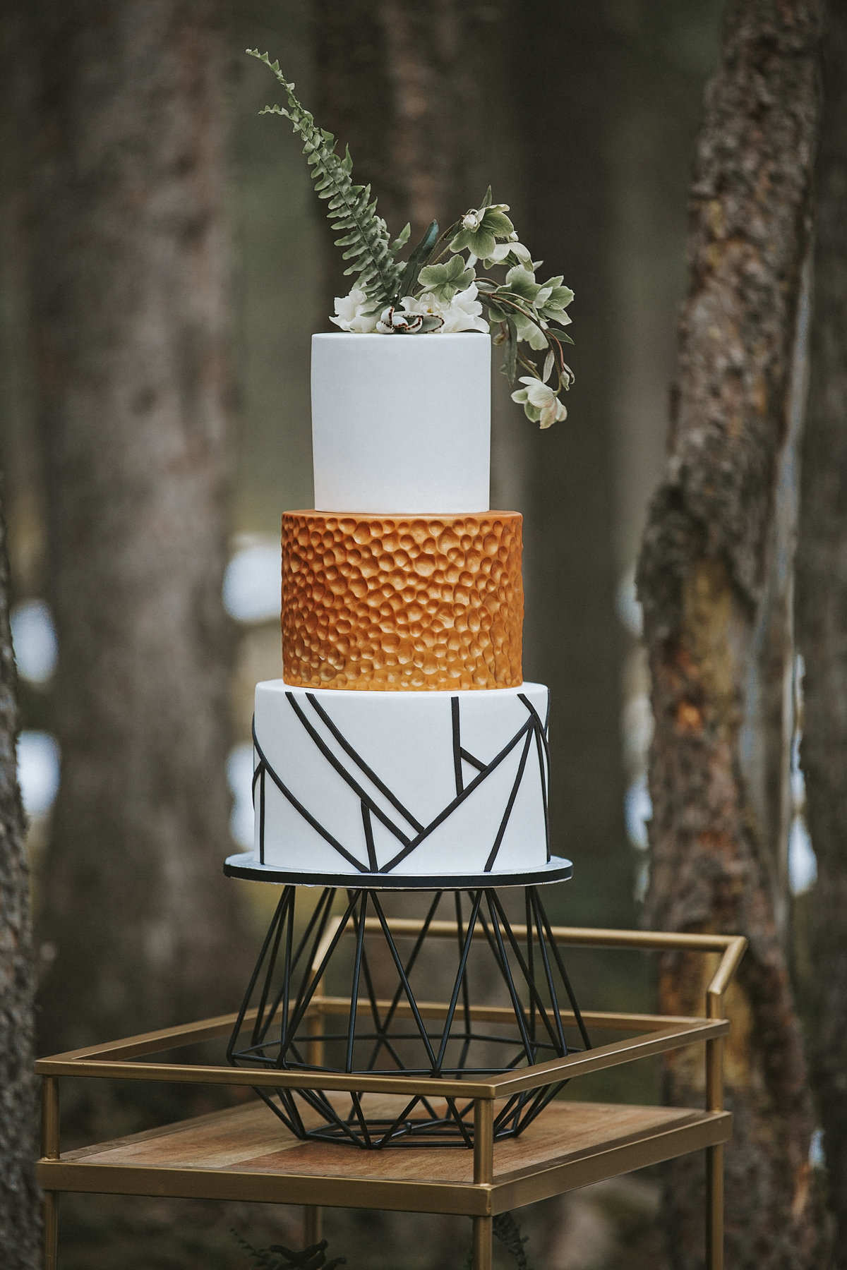 Extraordinary mountain wedding cake
