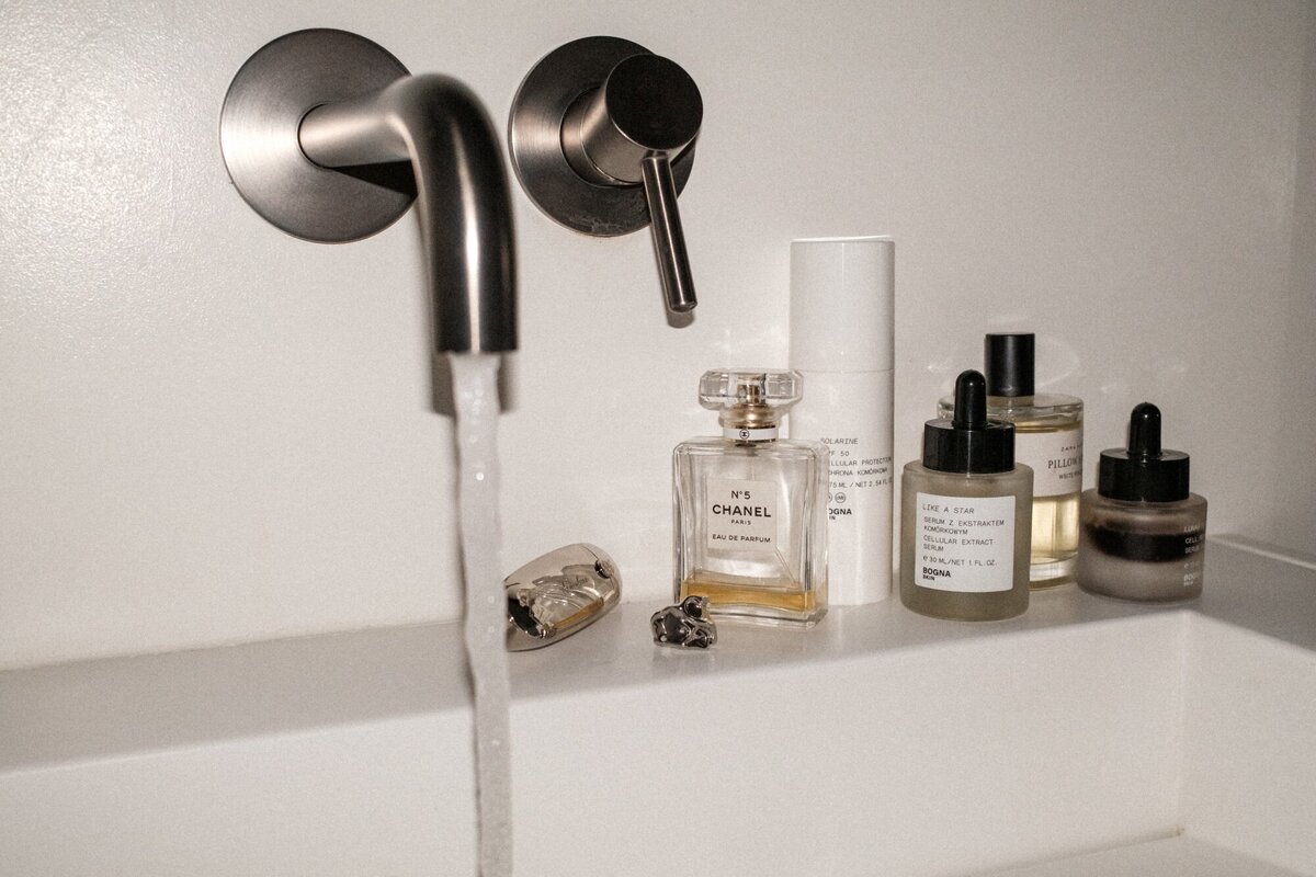 kaboompics_clean-aesthetics-serene-bathroom-ambiance-with-luxury-skincare-products-35257