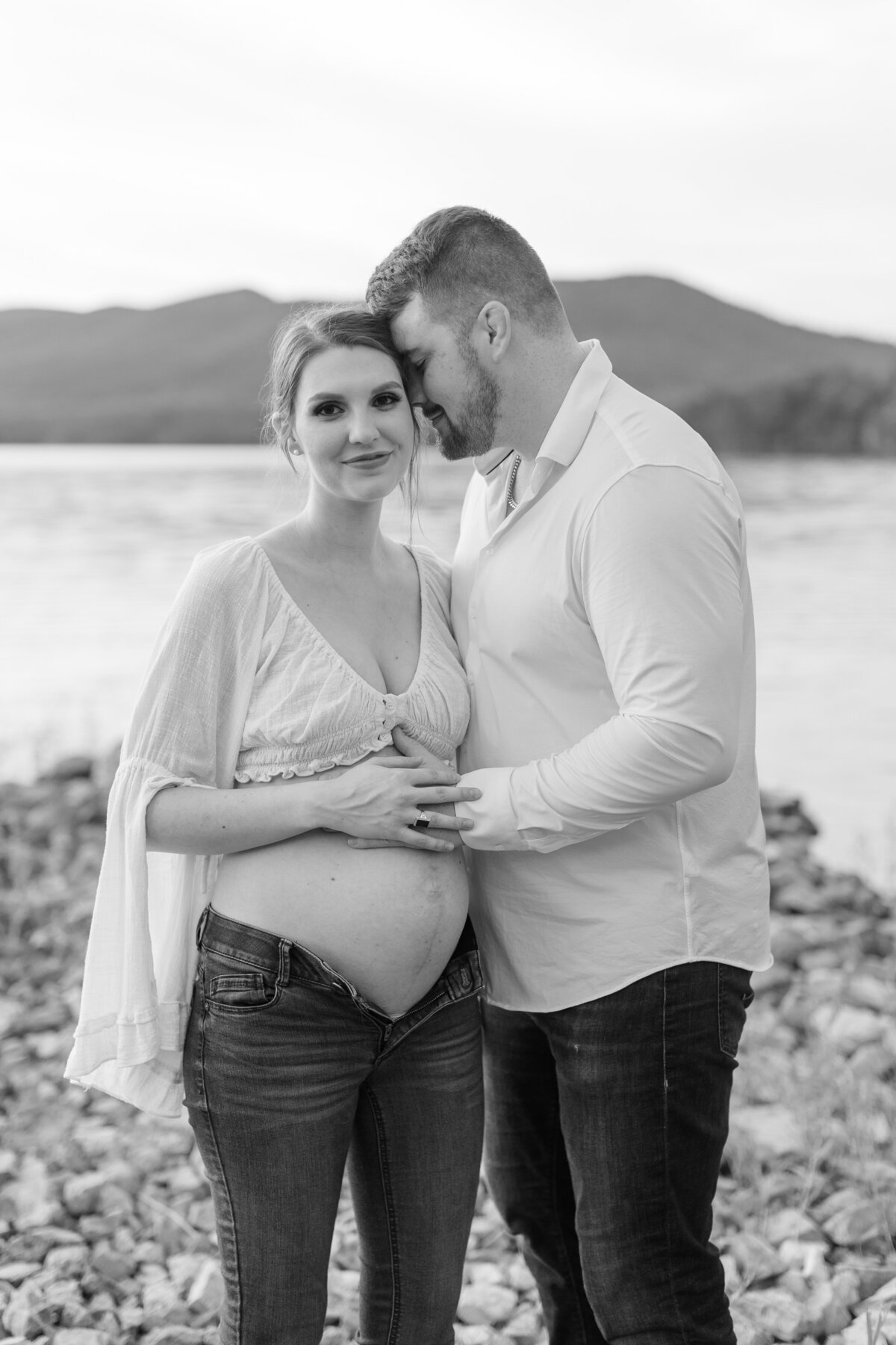 Documentary-Maternity-Session-at-Carvins-Cove-RJ-131