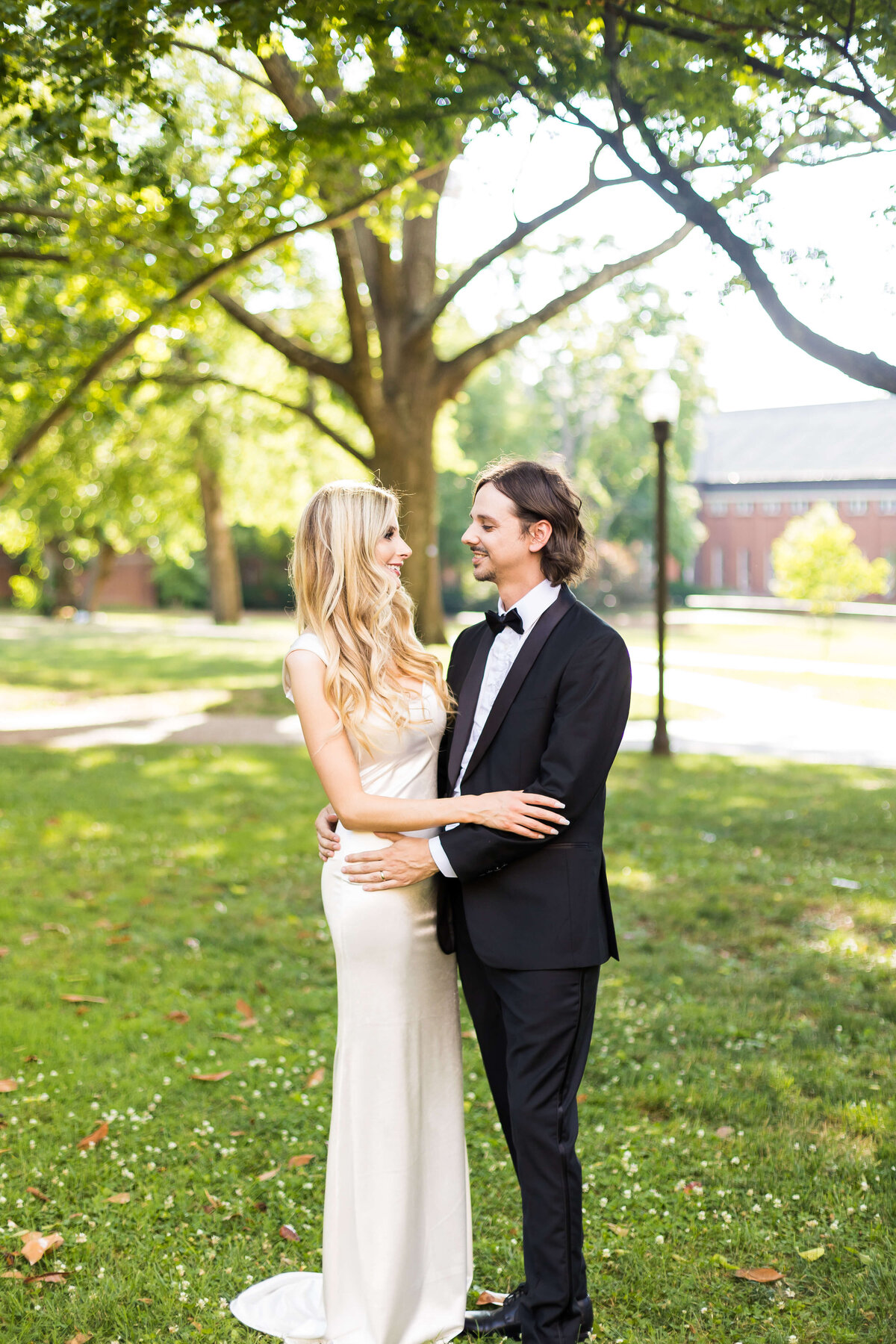 Bride and groom portraits in the grounds of Vanderbilt Alumni Hall, Nashville