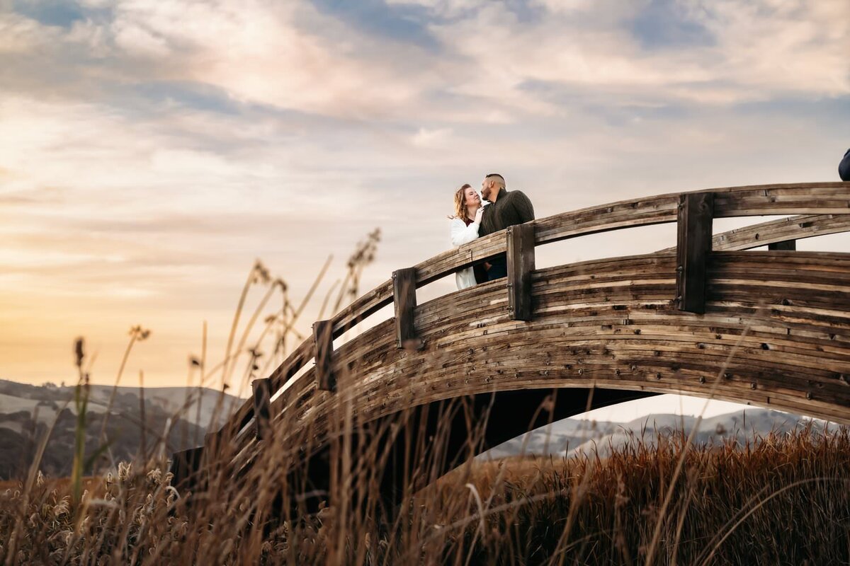 kiss-on-arch-bridge
