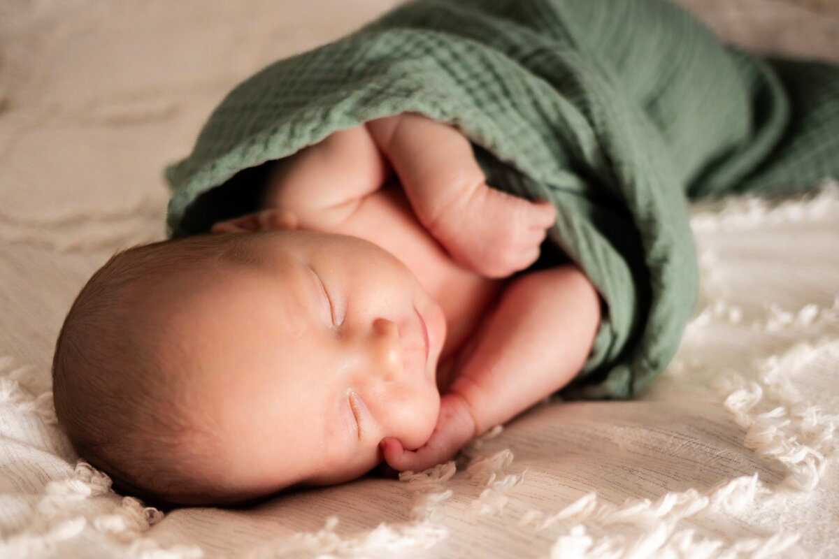 sleepy-newborn-photo-session-manhasset