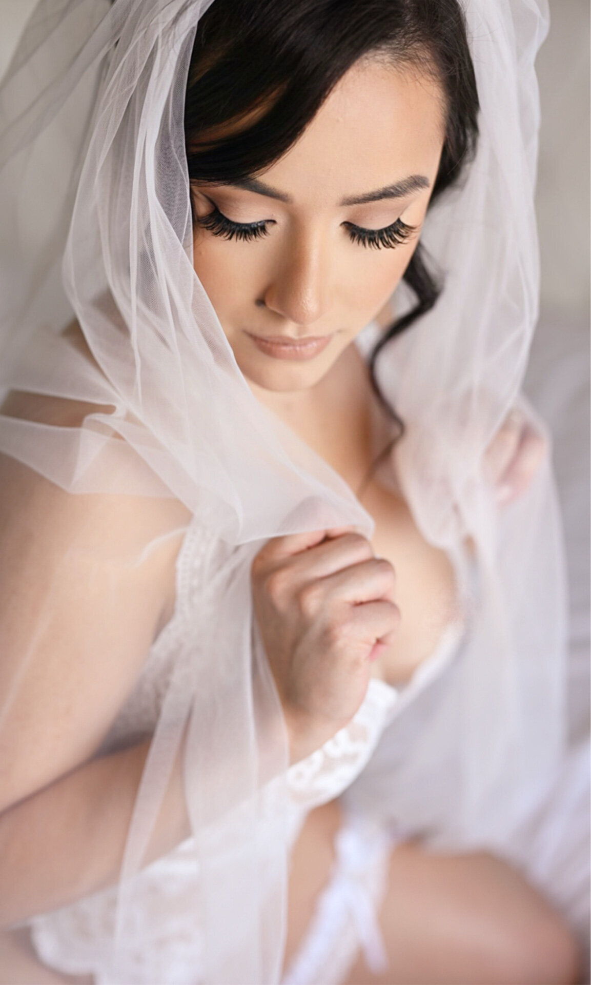 bridal-boudoir-portrait-with-wedding-veil