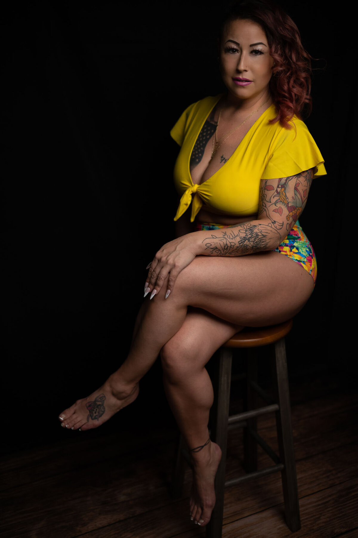 bright-pinup-on-stool
