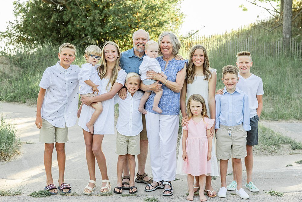 extended-family-session-muskegon-lake-michigan-beach-8.jpg4