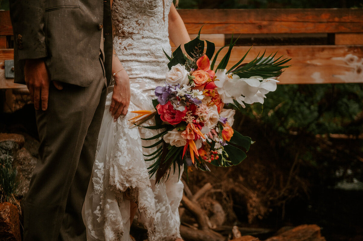 skyliners-lodge-sisters-bend-oregon-spring-wedding-rain-storm-tropical-flowers00827