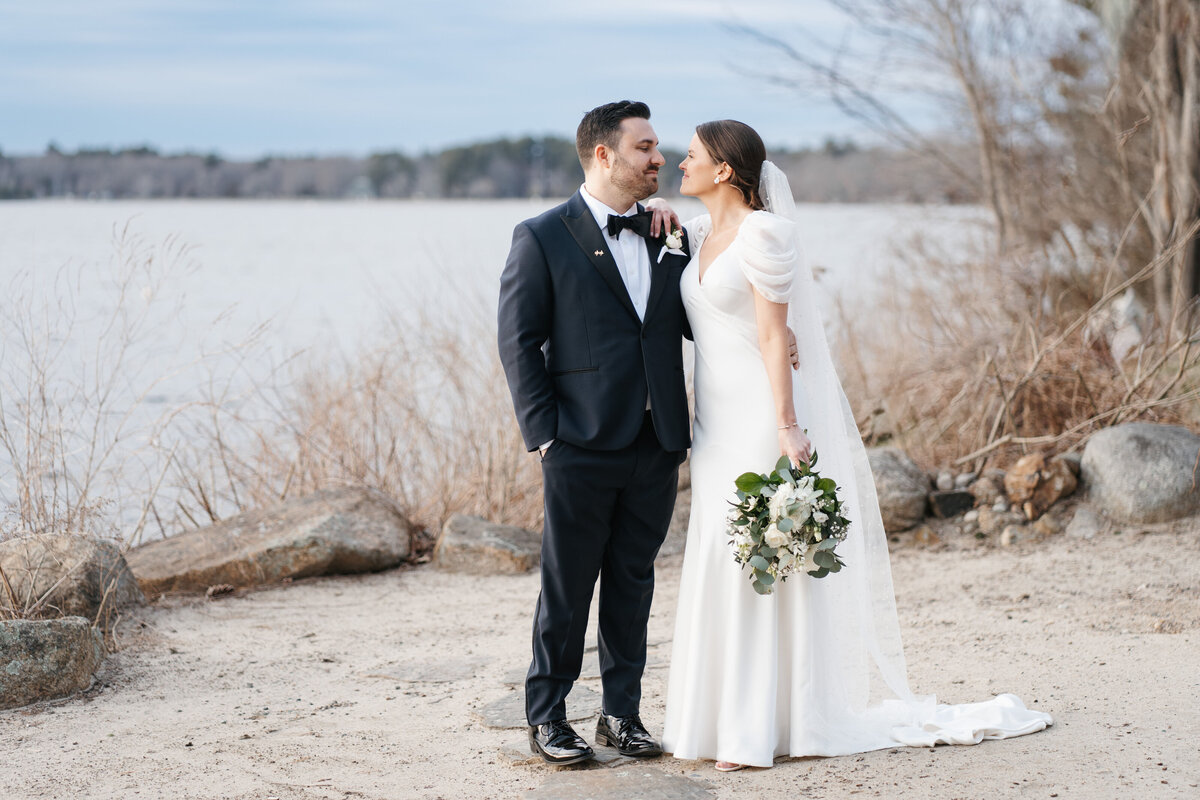 Celebrate your wedding at Saphire Estate, a stunning lakefront venue in Massachusetts. Elegant spaces, scenic views, and timeless photography opportunities