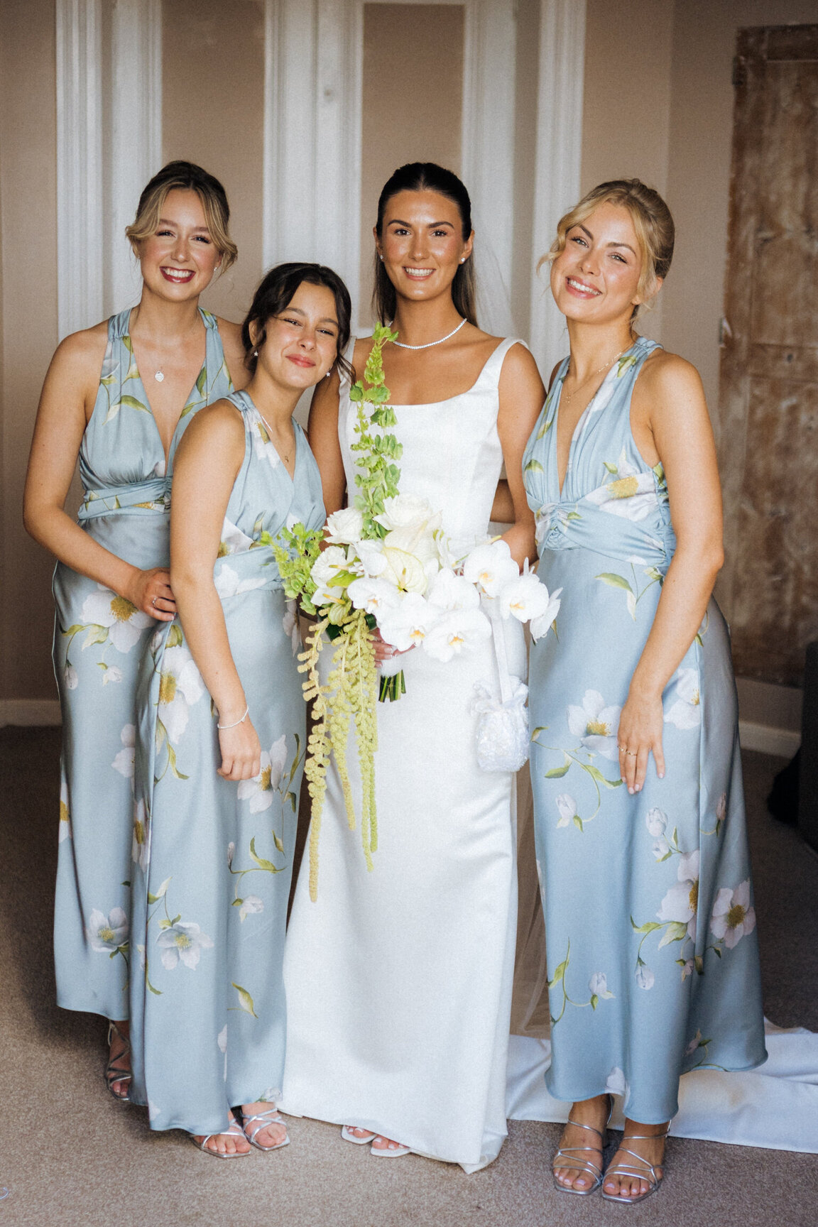 bride-with-bridesmaids-getting-ready-room-france20